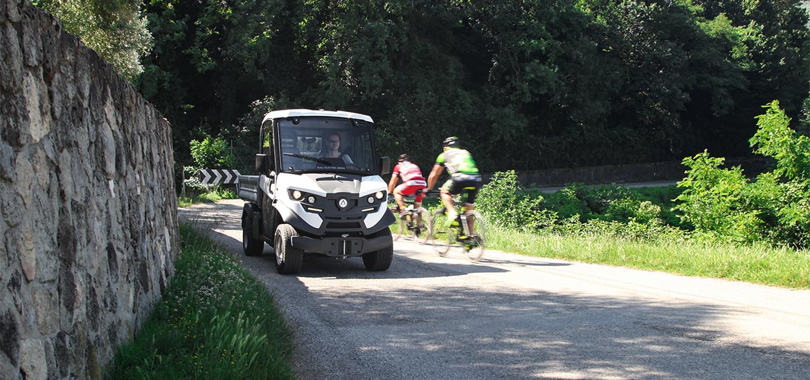 Electric golf car approved for road circulation