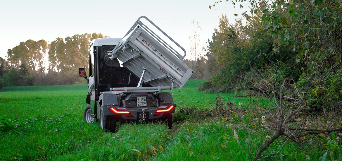 Golf car with tipper body
